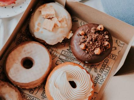 box of 6 craft donuts 